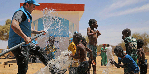 Afrika'da su kuyularından sonra elektrik imkanı