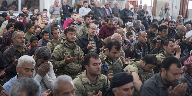 Afrin halkı Mehmetçikle Cuma namazı kıldı
