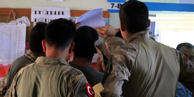 Afrin'deki Mehmetçik sandık başında