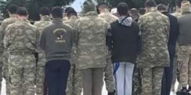 Afrin operasyonundaki kahramanlar namaza durdu