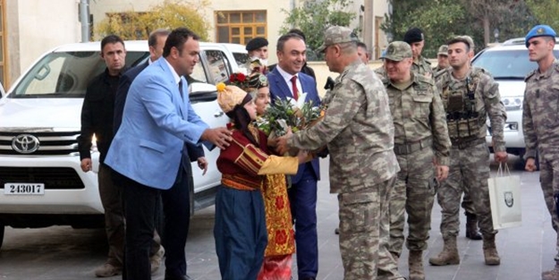Afrin ve Fırat Kalkanı'ndaki komutanlarla toplantı yaptı! Temel Paşa zeytin dalıyla karşılandı