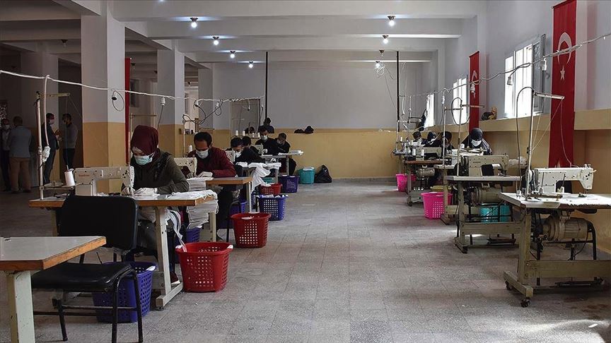 Afrin’de Hatay Valiliği koordinasyonuyla tıbbi maske atölyesi kuruldu