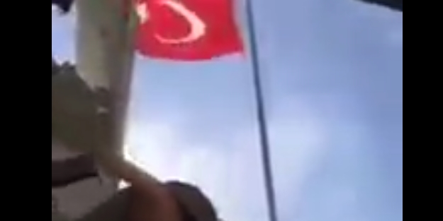 Afrin'de ilk köyü alan askerimiz, Türk bayrağını göndere çekti