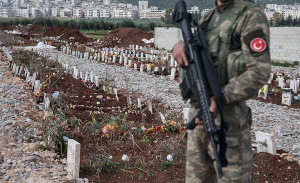 Afrin'de yüzlerce terörist mezarı bulundu