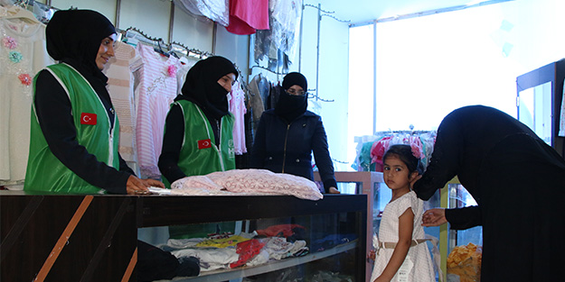 Afrinli ailelere kıyafet yardımı