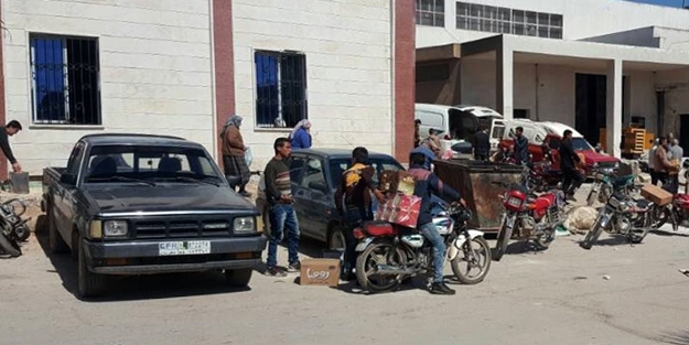Afrinliler, çekilen YPG/PKK'nın depolarına hücum etti