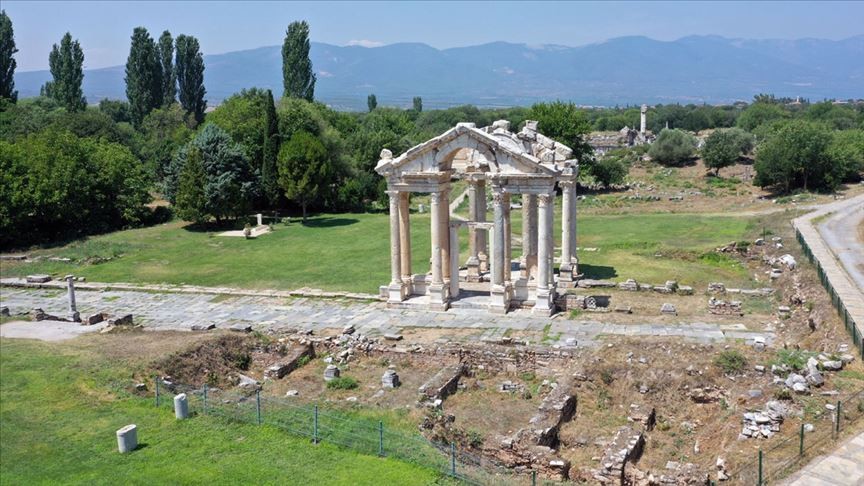 Afrodisyas'ın 'İstiklal Caddesi' gün yüzüne çıkarılıyor