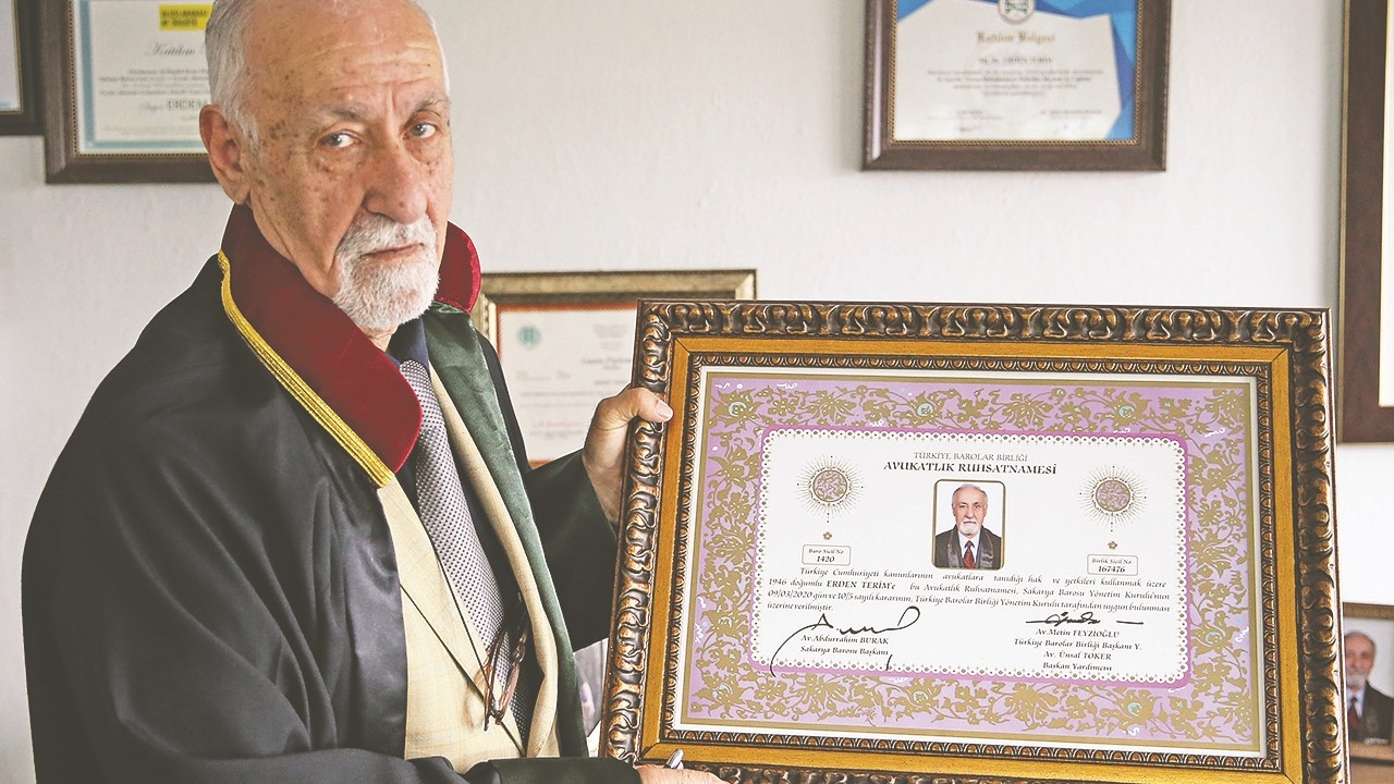 Aftan yararlanarak 74 yaşında avukat oldu