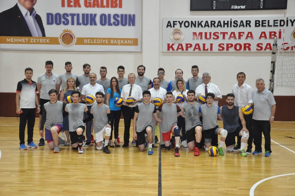 Afyon Belediye Yüntaş Spor Voleybol Takımı yöneticileri yeni hedeflerini anlattı 