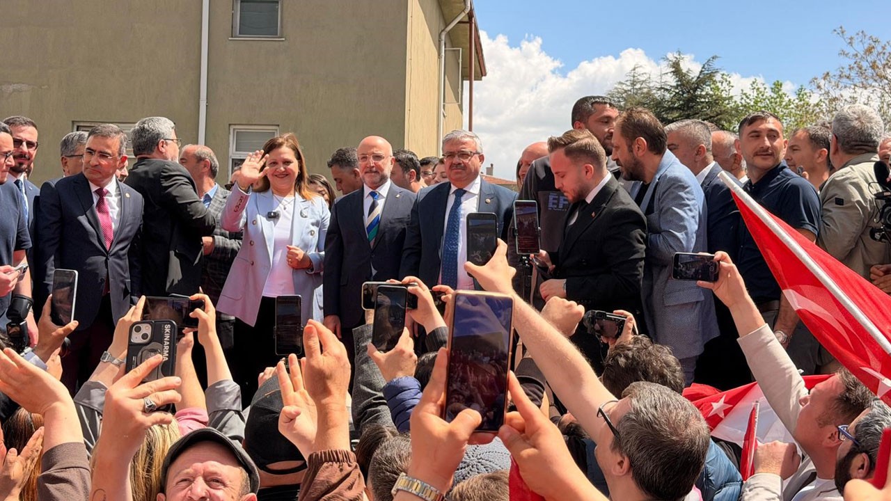Afyon’da AK Parti mutluluğu! Burcu Köksal, Afyonlulara neden Ak Parti'ye geçtiğini anlattı