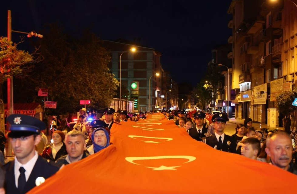 Afyon’da bir kilometrelik Türk bayrağı