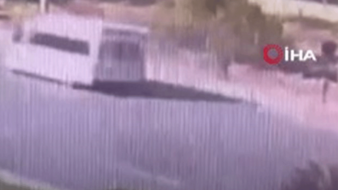 Afyon'da korkunç kaza! Dolmuş yolcuları böyle ezdi!