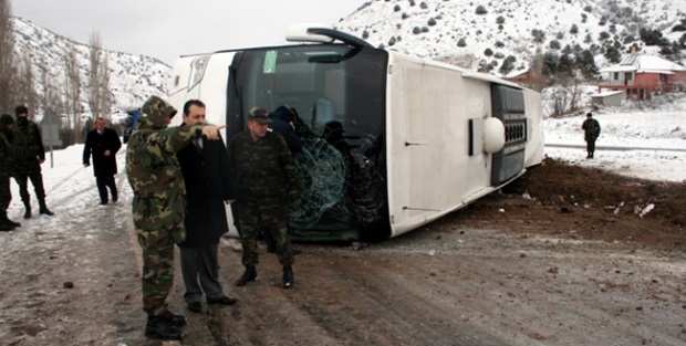 Afyon'da yolcu otobüsü devrildi