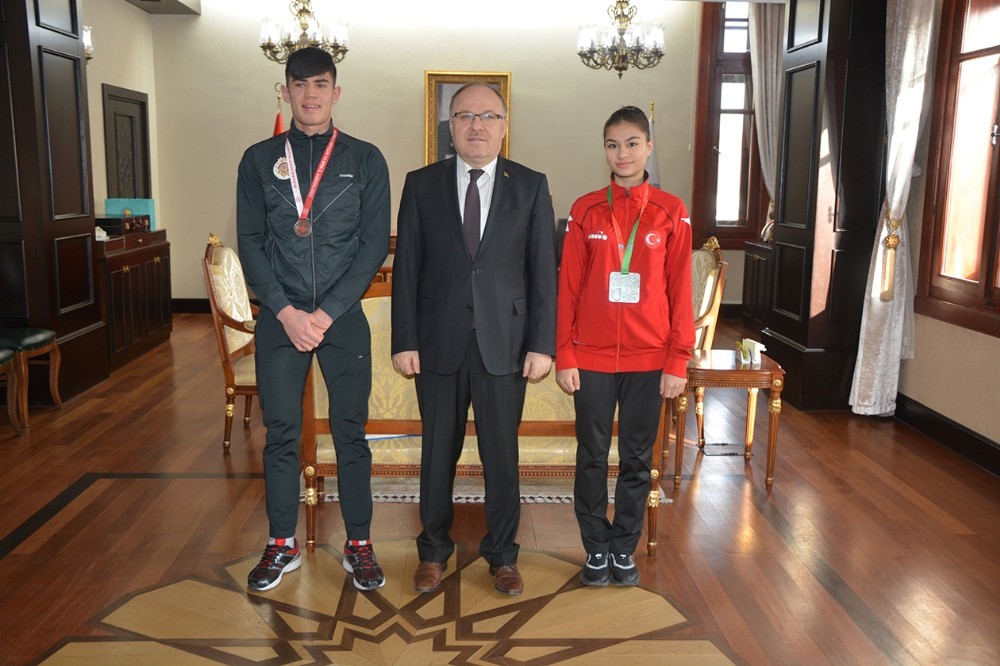 Afyonkarahisar’a Valisi Tutulmaz, başarılı sporcuları altınla ödüllendirdi 