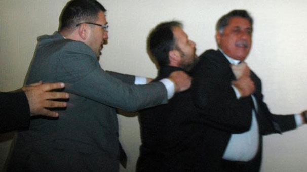 Afyonkarahisar’da arbede! CHP'liler birbirine girdi...