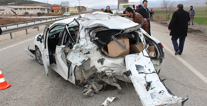 Afyonkarahisar'da askeri kamyon otomobile arkadan çarptı: 1 ölü