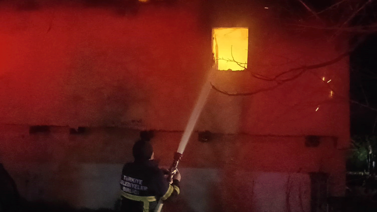 Afyonkarahisar'da bağ evi küle döndü!