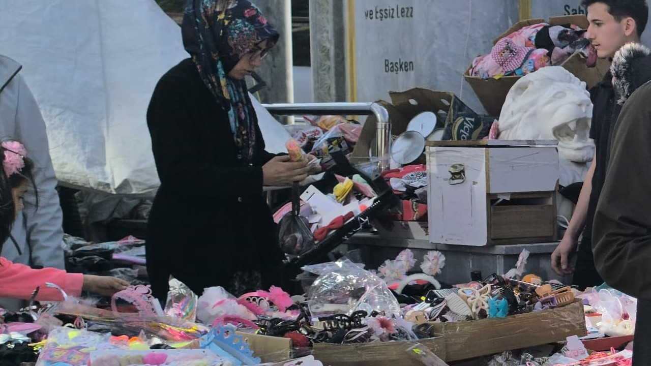 Afyonkarahisar’da bayram öncesi alışveriş hareketliliği esnafın yüzünü güldürdü