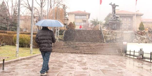 Afyonkarahisar’da beklenen kar yağışı başladı