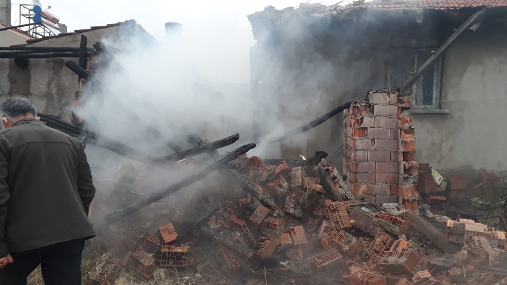 Afyonkarahisar’da bir evde çıkan yangın mahalle halkını korkuttu 