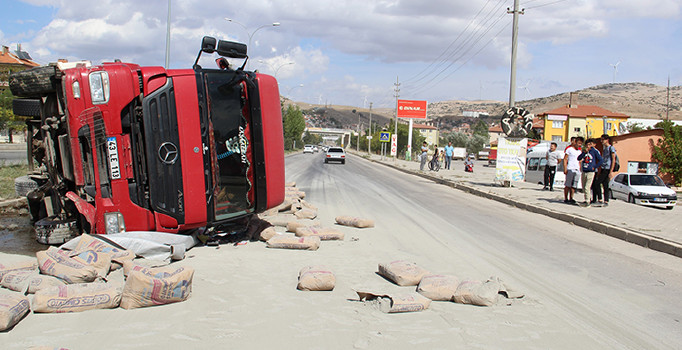Afyonkarahisar’da çimento yüklü TIR devrildi