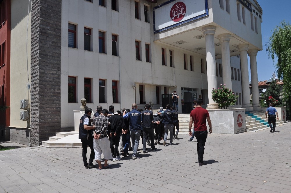 Afyonkarahisar’da DAEŞ şüphelisi 6 kişi adliyeye sevk edildi 