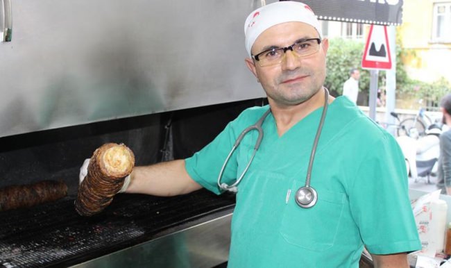 O ilimizde doktor kıyafetiyle kokoreç satıyor
