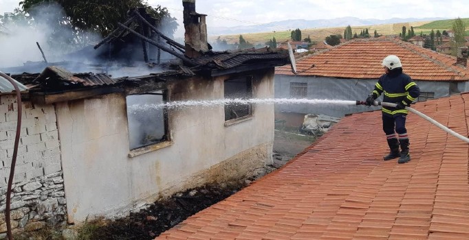 Afyonkarahisar'da ev yangını korkuttu
