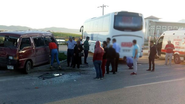 Afyonkarahisar'da feci kaza: 10 yaralı
