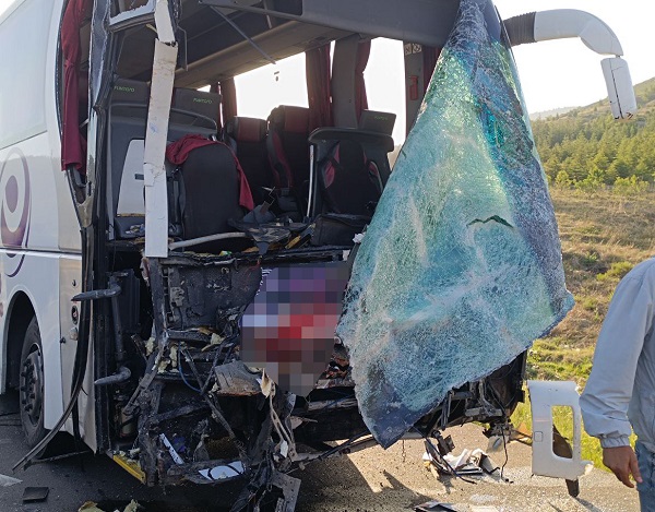 Afyonkarahisar'da feci kaza: 17 yaralandı