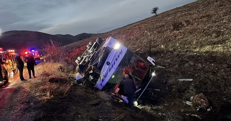 Afyonkarahisar’da feci kaza! Yolcu otobüsü devrildi, can kaybı var