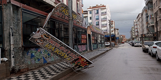 Afyonkarahisar’da fırtına hayatı olumsuz etkiledi