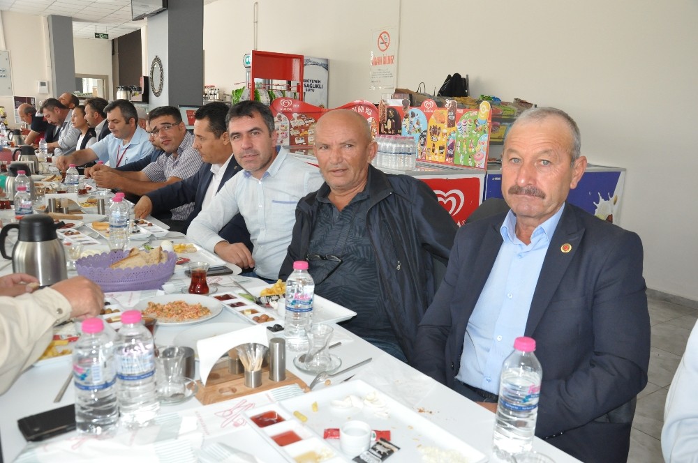 Afyonkarahisar’da görevinde 25 yılını doldurmuş muhtarlara plaket 
