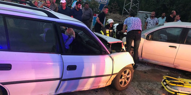 Afyonkarahisar'da iki otomobil çarpıştı: 6 yaralı