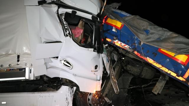 Afyonkarahisar'da iki tır çarpıştı: 4 yaralı