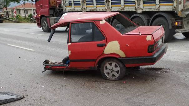 Afyonkarahisar’da ikiye bölünen araçtan sağ çıktı