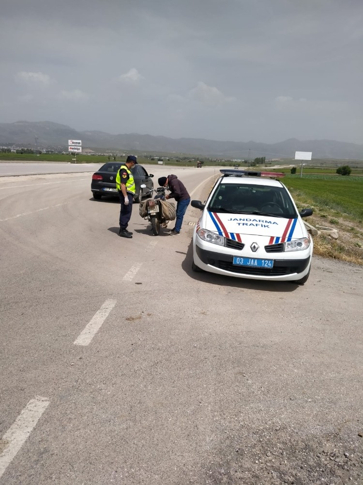 Afyonkarahisar’da jandarma kask kontrolü yaptı 