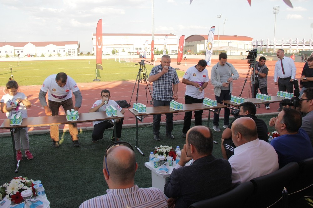 Afyonkarahisar’da kamu çalışanları ile STK Temsilcileri halat çekme yarışı yaptı 