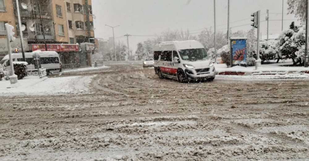 Afyonkarahisar’da kar kalınlığı 20 santimetreyi buldu 