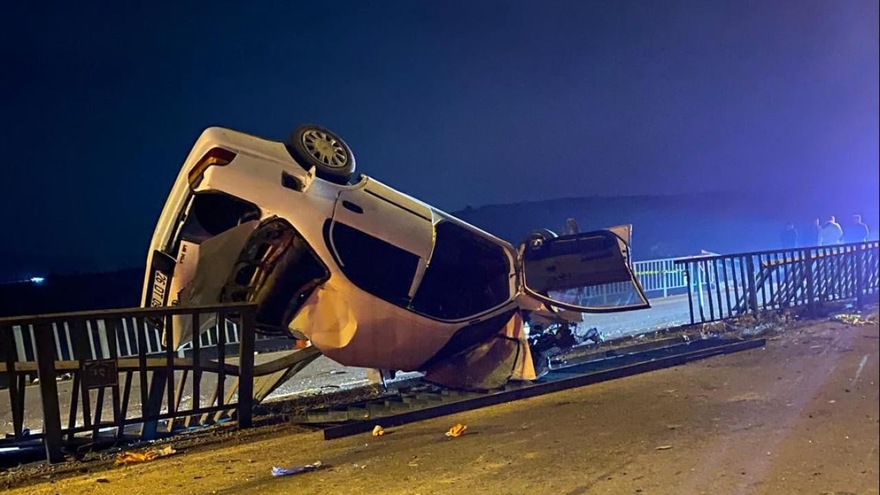 Afyonkarahisar'da kaza: Otomobil köprü demirlerine çarptı, 1 ölü 3 yaralı