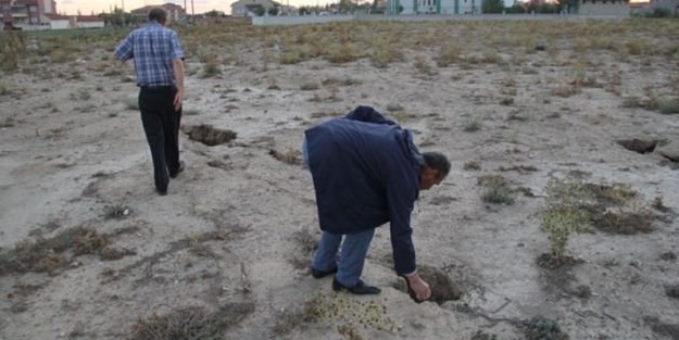 Afyonkarahisar'da korkutan yarıklar