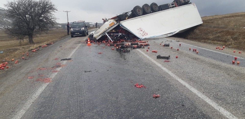 Afyonkarahisar’da nar yüklü tır devrildi, 1 yaralı 