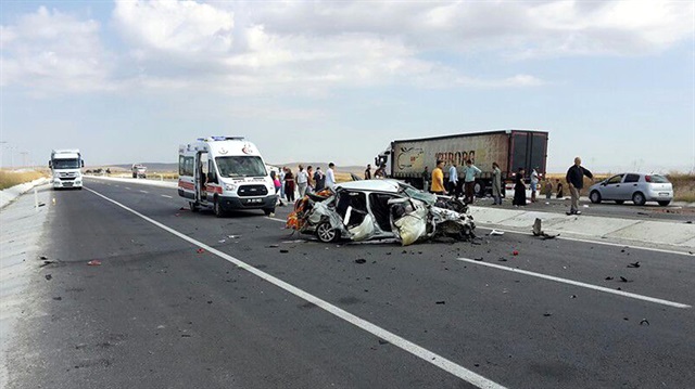 Afyonkarahisar'da otomobil kamyonla çarpıştı: 5 ölü