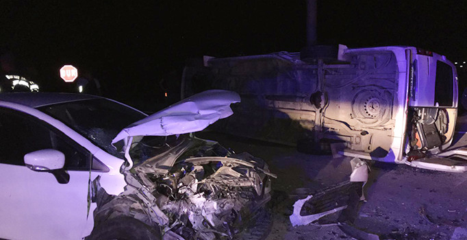 Afyonkarahisar'da otomobil ve minibüs çarpıştı: 17 kişi yaralandı