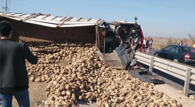 Afyonkarahisar’da pancar yüklü TIR devrildi