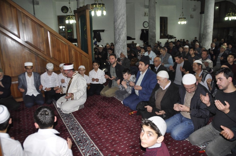 Afyonkarahisar’da Regaip Kandili huşu içerisinde idrak edildi 