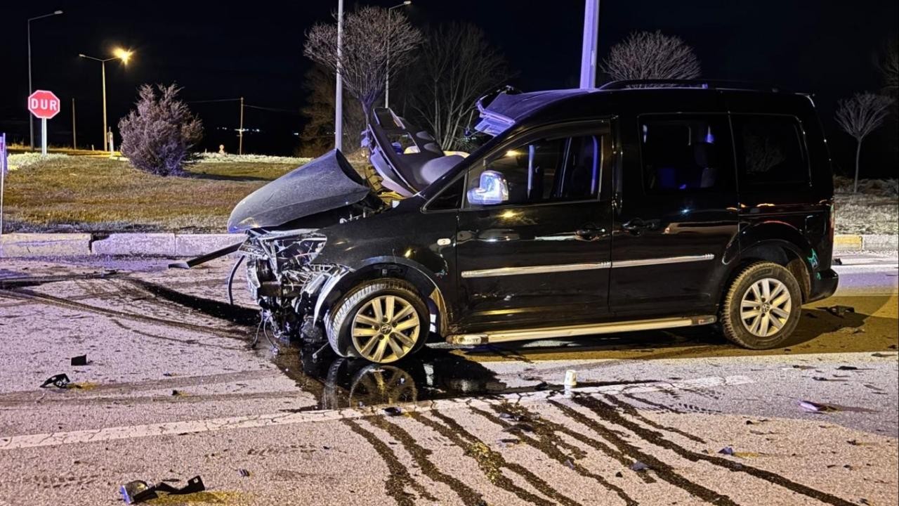 Afyonkarahisar'da tır ile hafif ticari araç çarpıştı: 1 ölü, 1 yaralı