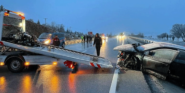 Afyonkarahisar'da tır ile otomobilin çarpışması sonucu 4 kişi yaralandı
