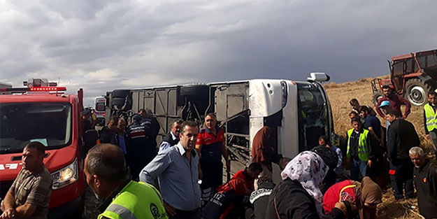 Turistleri taşıyan otobüs devrildi: 1 ölü, 30 yaralı