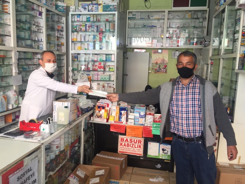 Afyonkarahisar’da ücretsiz maskeler dağıtılmaya başlandı 